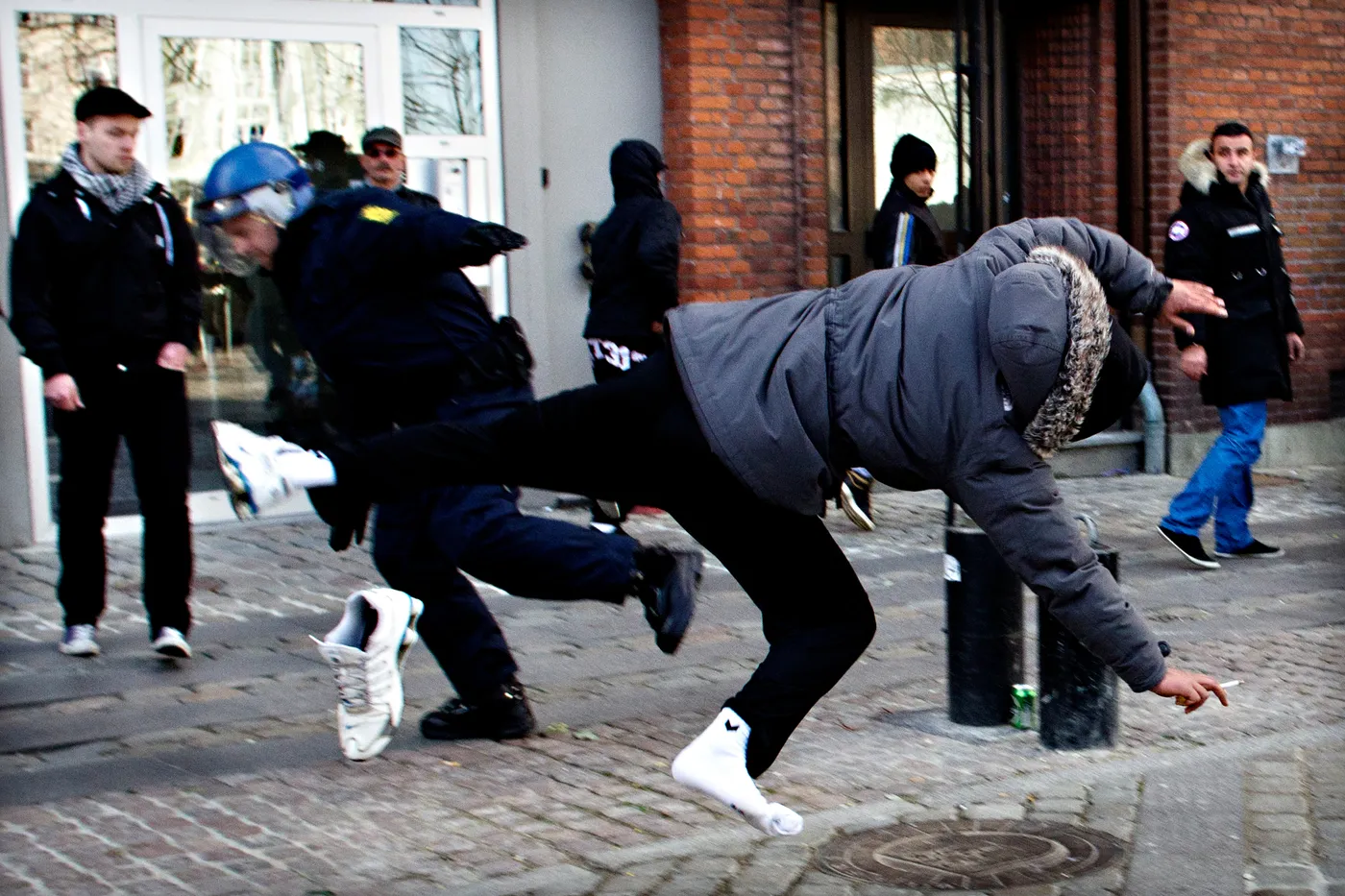 Ung mand prøver at slippe væk fra politiet, men bliver fældet ved Domkirken