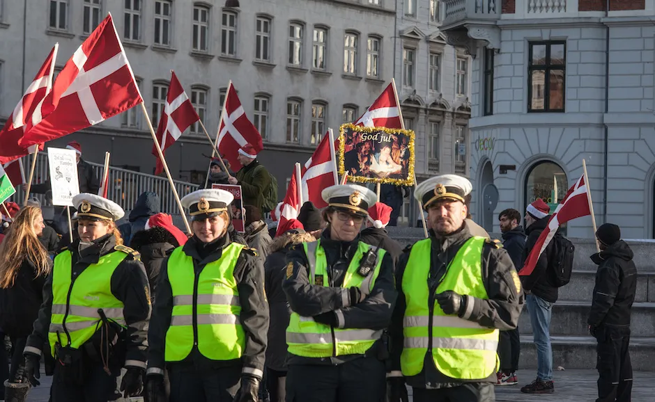 Betjente i dialogvest foran islamkritiske demonstranter på Israels Plads.