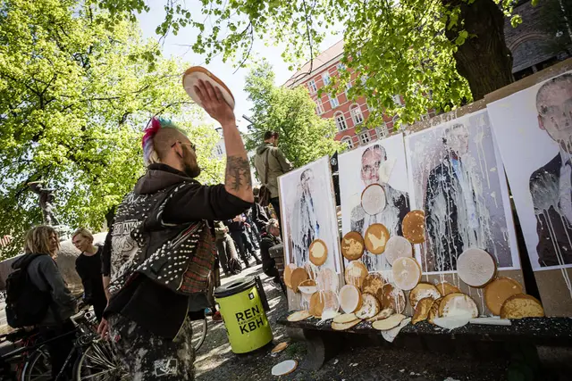 Hos Antikapitalistisk 1. Maj på Vesterbro Torv er der mulighed for at kaste lagkage på Dansk Folkeparti-politikere