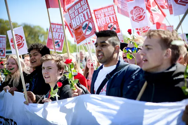 DSU går i samlet optog mod hovedscenen, hvor statsminister Helle Thorning-Schmidt (S) skal tale