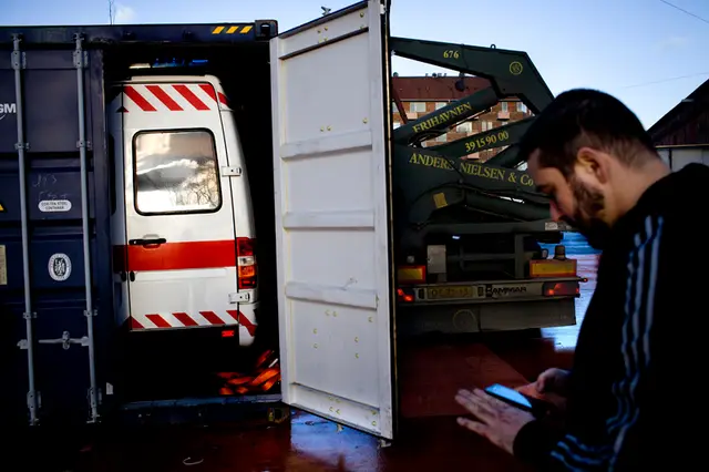 De sidste ambulancer pakkes i containere før afgang til Istanbul.