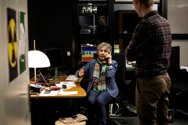 SF’s Margrete Auken diskuterer bankunion, som skal til afstemning næste dag med TV2 News og kommunikationsansvarlig Mikkel Bahl