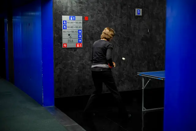 To assistenter spiller bordtennis sent om aftenen i den blå blok af Louise Weiss bygningen