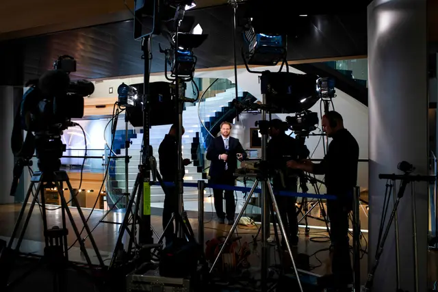 Overalt i parlamentet ses tv-hold, der laver spots til hele Europa