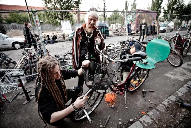 Glade punks fik cykelkrig og veganske hotdogs (2/22)