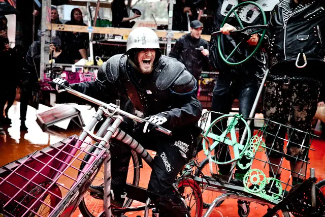 Glade punks fik cykelkrig og veganske hotdogs (18/22)