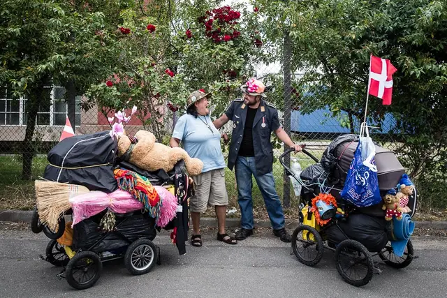 Sheriffen og Rasmus Klump fra Jylland går på landevejene med deres barnevogne, der er deres rullende hjem med alt fra telt og soveposer til tøj og kogegrej