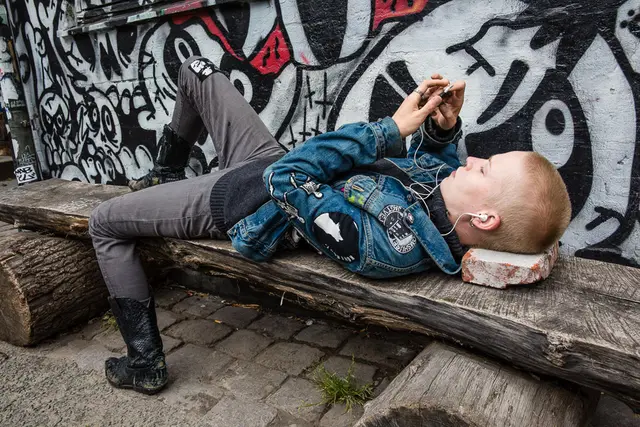 Juliane fra København bruger smartphone, der er en mobil livline, både til familie og venner og det offentlige