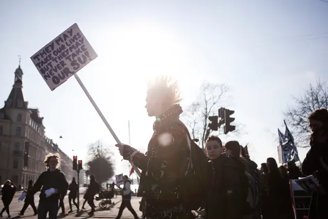 Højt humør under SU-protester (2/25)