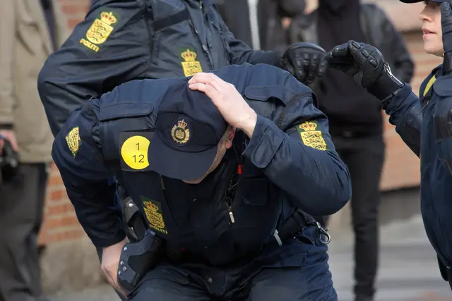 En betjent bliver ramt af en genstand i baghovedet da urolighederne starter ved Åen i centrum af Århus
