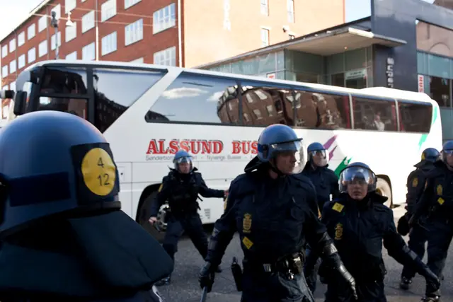 Antiislamisterne kører væk under stort politiopbud