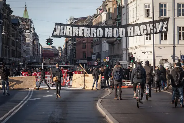 Moddemonstranter samles ved "indgangen" til Nørrebro, der går over Dronning Louises Bro. Her bygger de en barrikade.