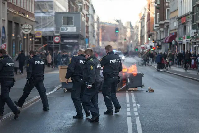 Lidt længere ned ad Nørrebrogade bliver der også sat ild til containere. »For Frihed« ændrer efterfølgende rute.