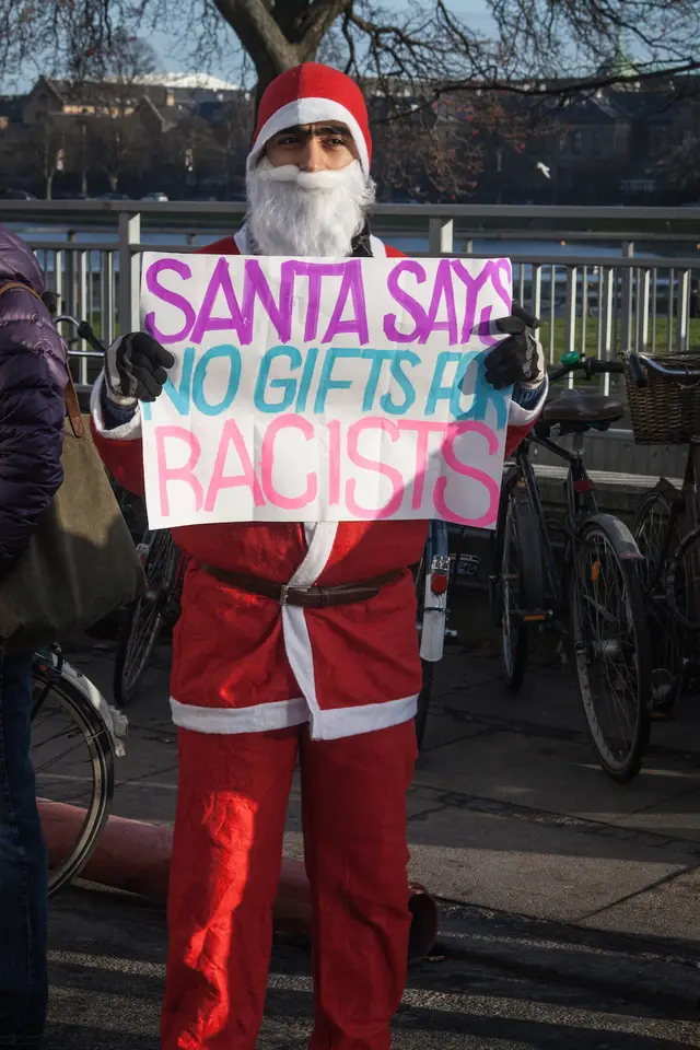 Julemanden dukkede også op blandt moddemonstranterne.