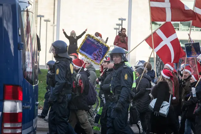 »For Frihed« går ad en alternativ rute ad hovedtrafikåren Tagensvej. Under hele optoget står folk på sidelinjen og råber blandt andet »ingen racister i vores gader«.