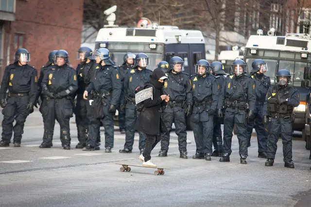 Et øjebliks stilstand, inden politi på linje skubber moddemonstranter videre foran »For Friheds« optog.