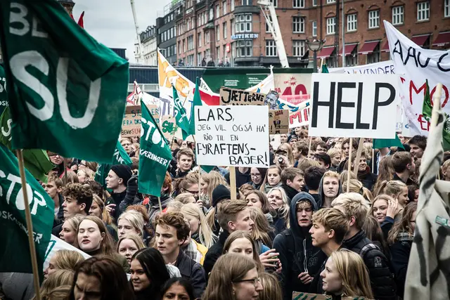 Kæmpe protest mod SU-nedskæringer (2/17)