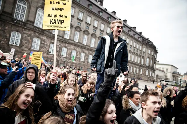 Elever demonstrerer imod heldagsskolen