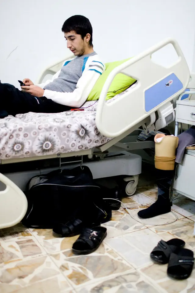 Medicinsk udstyr bliver distribueret igennem NGO’er da klinikken bliver ledet af private.