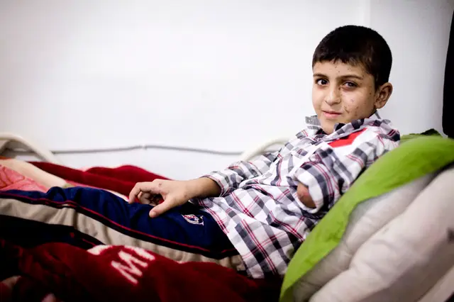 Khalid er seks år gammel. Han blev ramt af en af de mange bomber der falder over Aleppo i disse dage. Han mistede venstre arm og halvdelen af sin fod. Han kan ikke stoppe med at klø sig over hele kroppen og doktoren har en mistanke om at han har en infektion i sit blod.