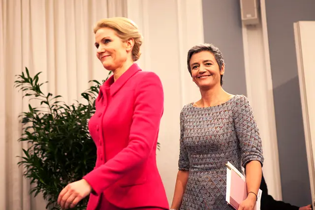 Helle Thorning-Schmidt og Margrethe Vestager var i strålende humør, da de præsenterede den nye regering i spejlsalen, Christiansborg, 3 februar 2014