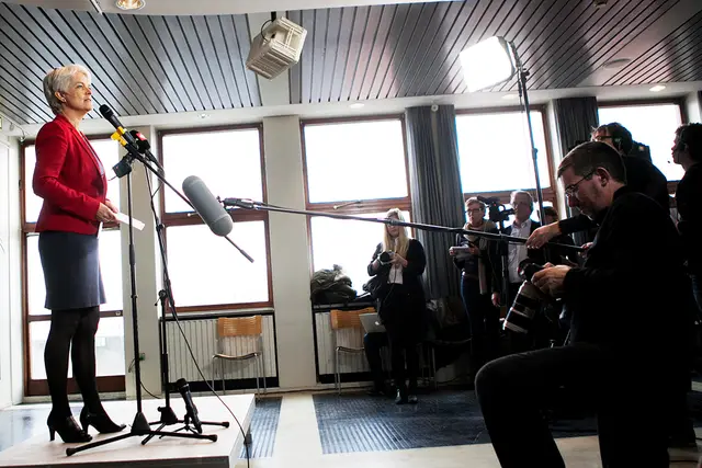 Afgående Socialminister Annette Wilhelmsen overdrager ministerposten til Manu Sareen, Socialministeriet, 3 februar 2014