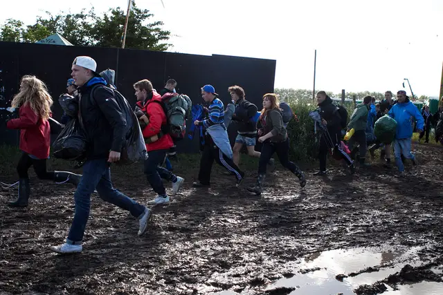 Publikum "stormer" campingpladsen for at finde en god teltplads
