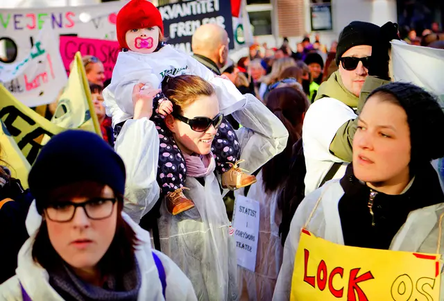 »KL er giftig« var budskabet, da lærere og sympatisører onsdag den 3. april demonstrerede foran Kommunernes Landsforenings (KL) hovedsæde i København
