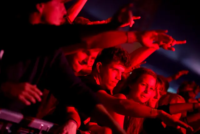 Nicklas optræder for første gang på Roskilde Festival for et stordansende teenage publikum