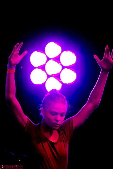 En af de danske dansere, der ledsagede Tuneyards optræden på Odeon scenen