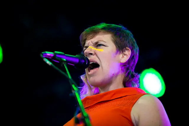 Tuneyards optræder på Odeon scenen