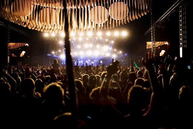 Janelle Monae crowdsurfer til sin fyldte koncert på Arena scenen.