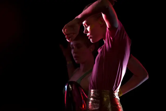 Tuneyards' dansere optræder på Odeon scenen