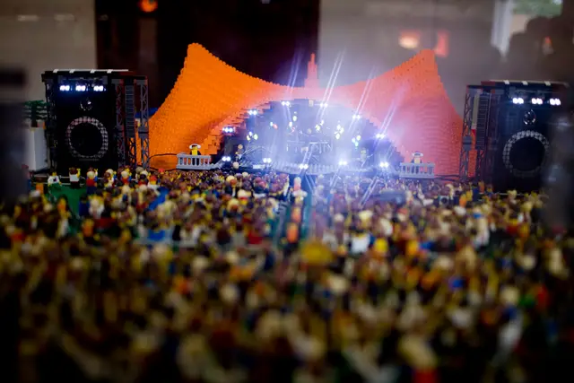 Roskilde Festival opført i Lego. På scenen spiller Volbeat.