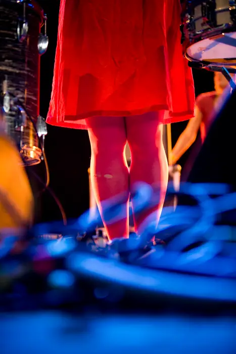 Tuneyards optræder på Odeon scenen