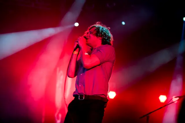 Friendly Fires frontfigur Ed Macfarlane dansede sig igennem en hæsblæsende koncert på Arena scenen.