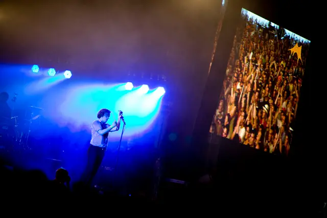 Friendly Fires frontfigur Ed Macfarlane dansede sig igennem en hæsblæsende koncert på Arena scenen.
