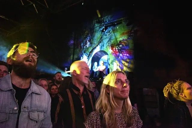 Publikum er koncentreret om musik og lys: