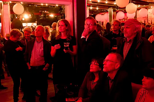 Jakob Sølvhøj, Maria Gjerding, Mikkel Warming m.fl. kigger på valgresultater. Enhedslistens valgfest